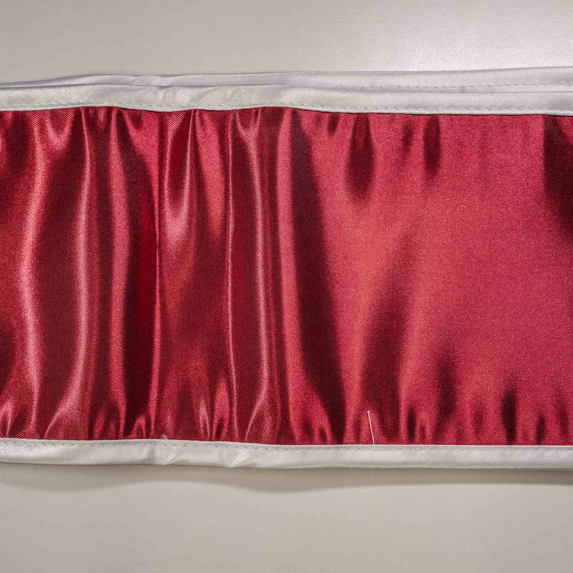 Competitor graduation stole showing poor wrinkling due to low quality construction